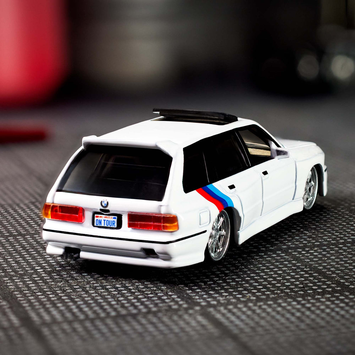 Hot Wheels Elite 64 1990 BMW 318i Touring 1/64 scale